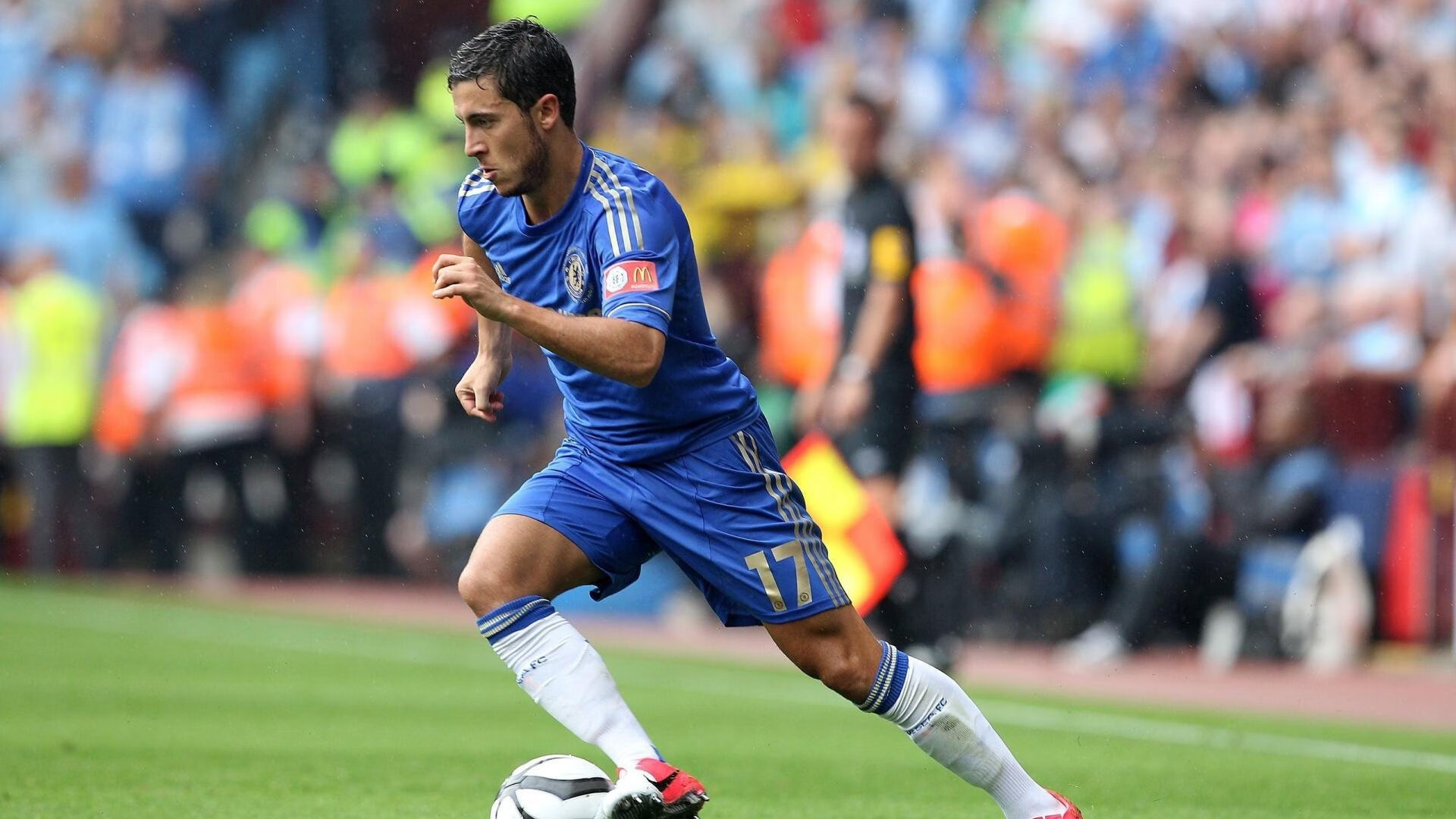 采纳绿色节能理念，建设低碳绿色足球场，绿色节能设施